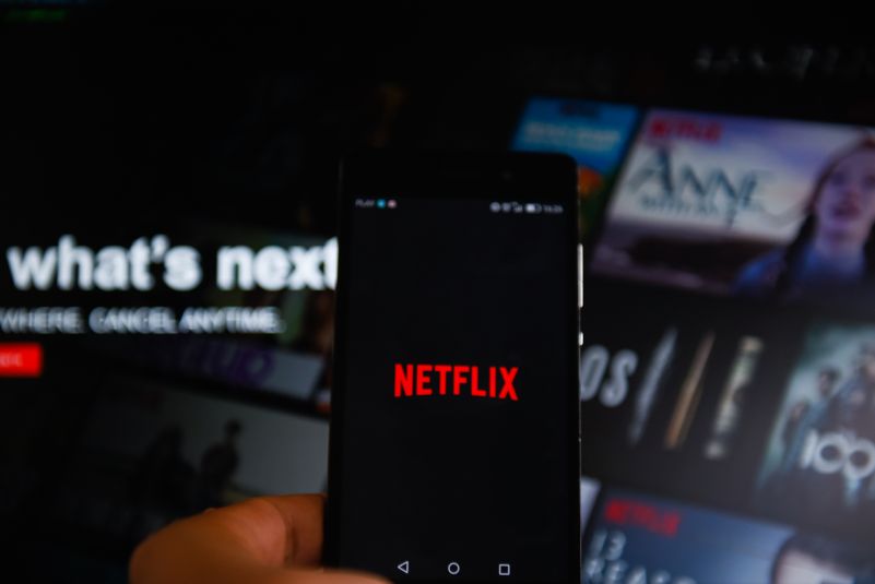 Números de telemóveis e códigos de validação. Netflix avança com fim de  contas partilhadas em 2023