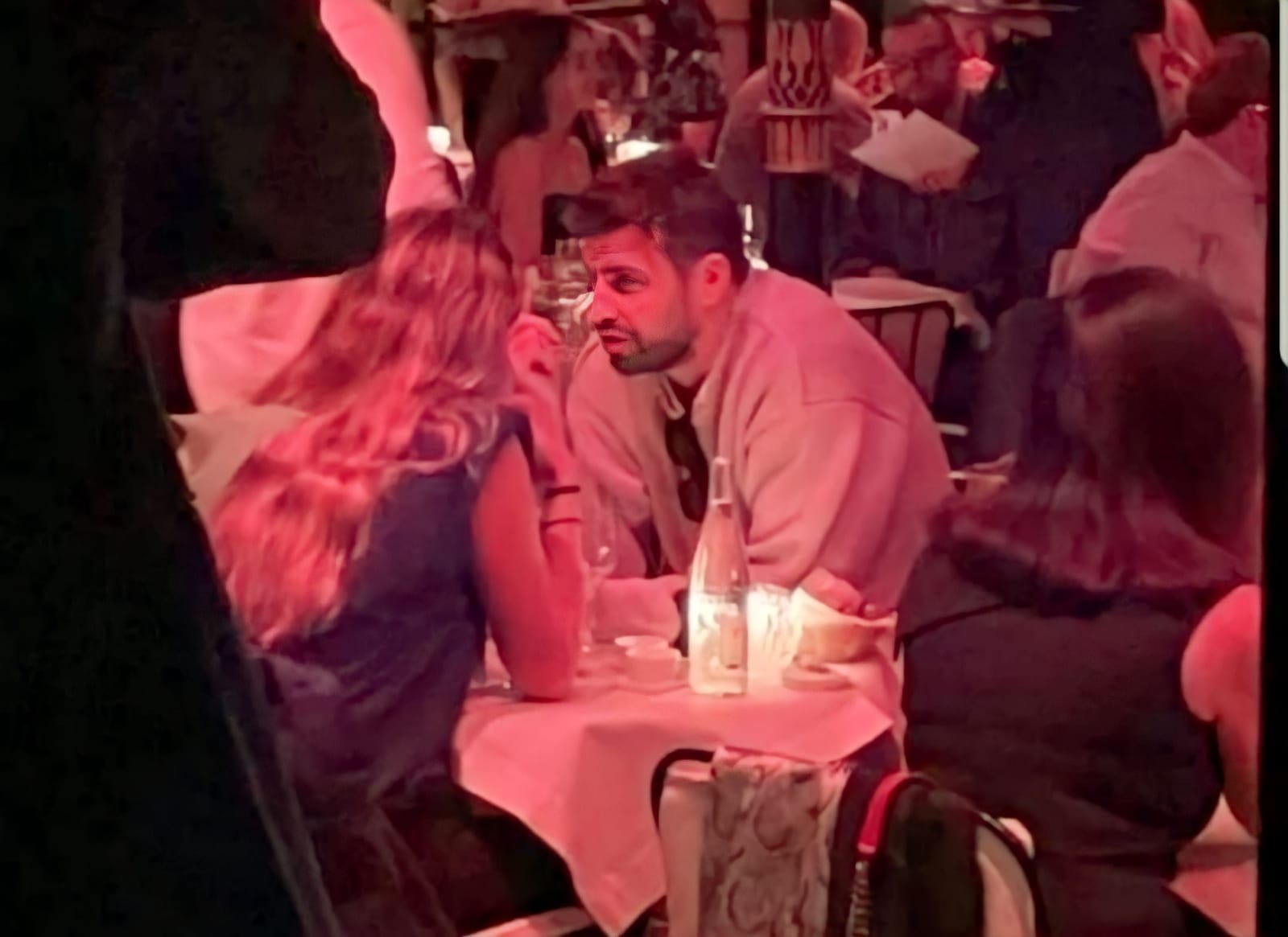 Gerard Piqué é novamente fotografado com a nova namorada em Paris
